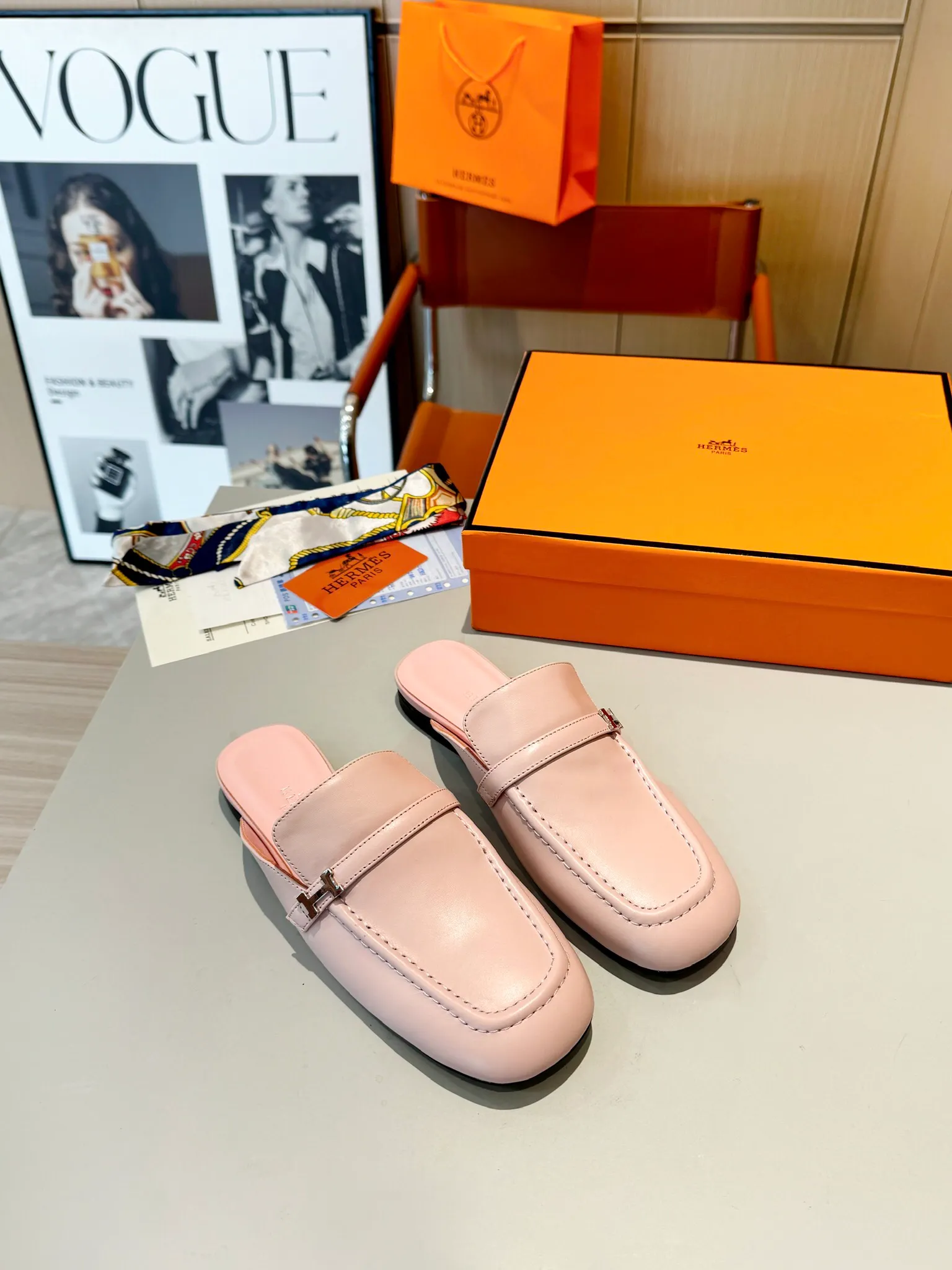 👟👟Ex-factory price 520👟👟 Hermes Groupie square-toe H-buckle mules, half-drag high heels and flat heels; the foot feel at the counter is invincible, groupie Mule shoes are made of h-buckle canvas and calfskin with mini silver Paris shoe buckles and contrasting piping. They are super beautiful in real life. Upper: imported original calfskin/original molded fabric. Lining: sheepskin. Outsole: Italian genuine leather outsole. Original packaging. Heel height: 5cm and 2 types of flat heel. Size: 35-41 (customized in size 42). Color: 6 colors.